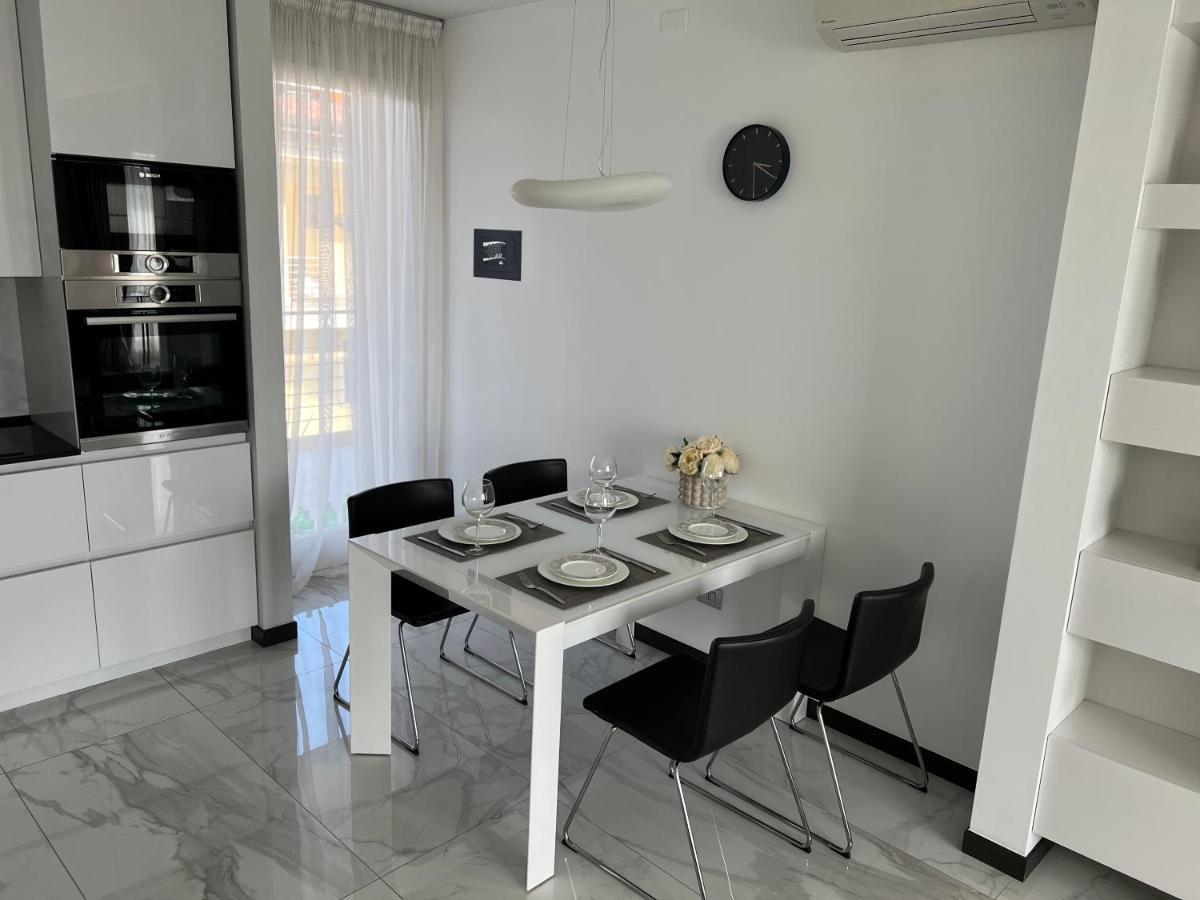 Paganini Suites And Apartments Sirmione Bagian luar foto