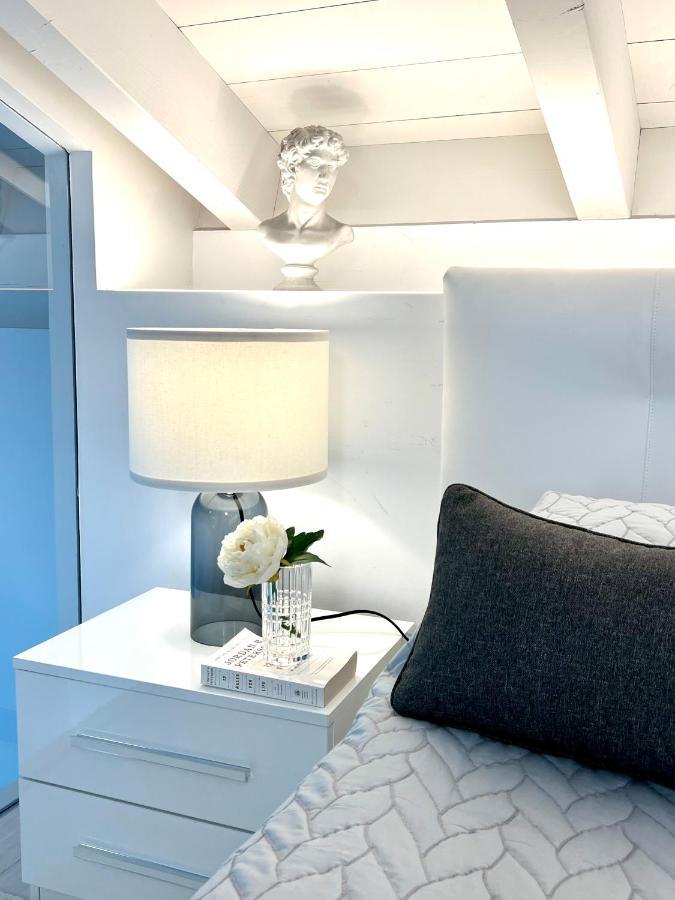 Paganini Suites And Apartments Sirmione Bagian luar foto