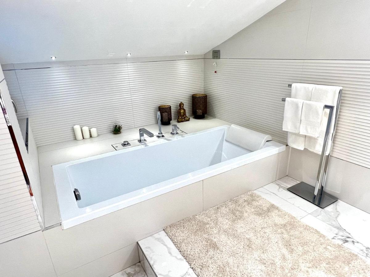 Paganini Suites And Apartments Sirmione Bagian luar foto
