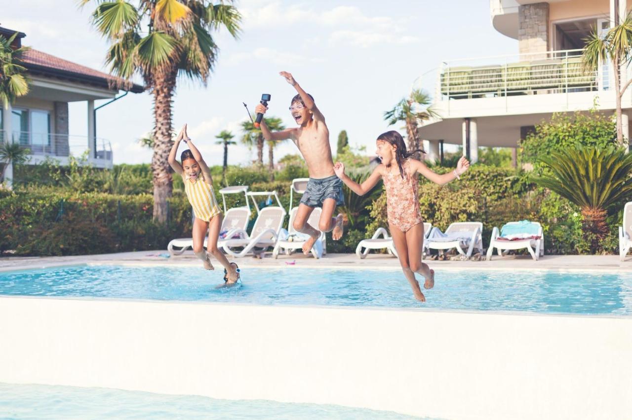 Paganini Suites And Apartments Sirmione Bagian luar foto