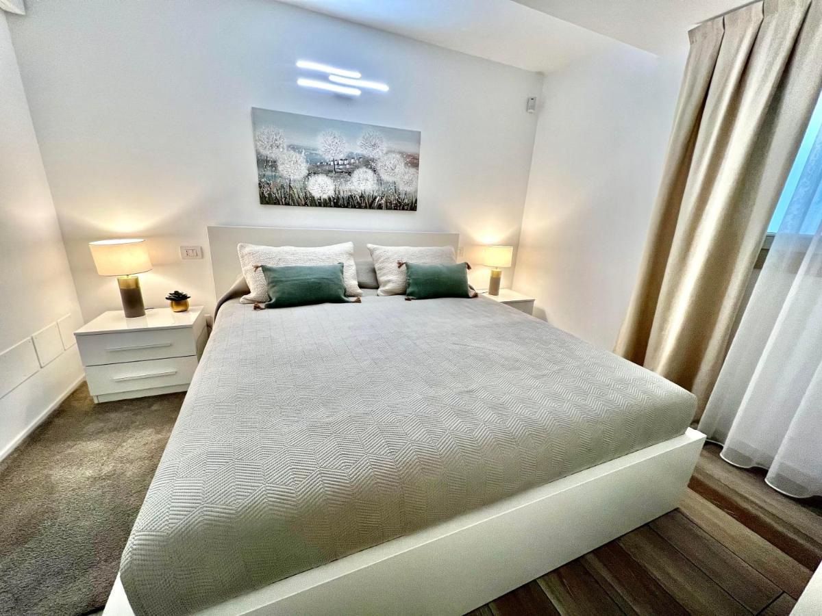 Paganini Suites And Apartments Sirmione Bagian luar foto